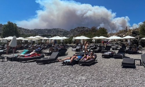 Turisti bježe od požara, a političari uvjeravaju: Niste ugroženi. Dođite i uživajte