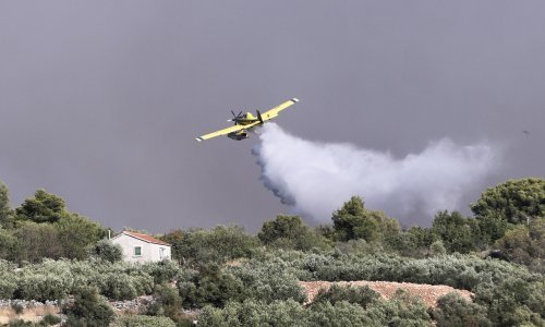 Policija i vatrogasci apeliraju: Ne dižite dronove, ometaju rad kanadera