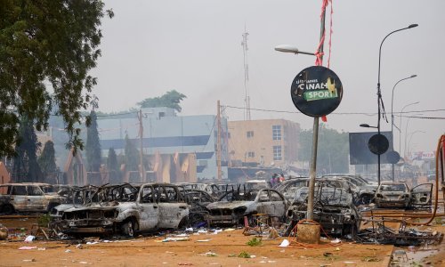 Pariz 'oštro osuđuje' puč u Nigeru i traži oslobađanje Bazouma