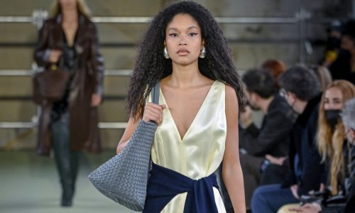 Svi su se raspametili za chic modnim dodatkom koji je dobio i jeftinije alternative