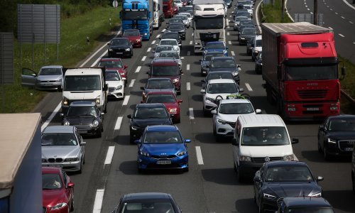 Gužve posvuda na autocesti; usporeno se vozi u oba smjera; na Bajakovu kolona tri kilometra