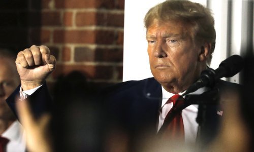 Trump kaže da će nastaviti kampanju i ako ga osude