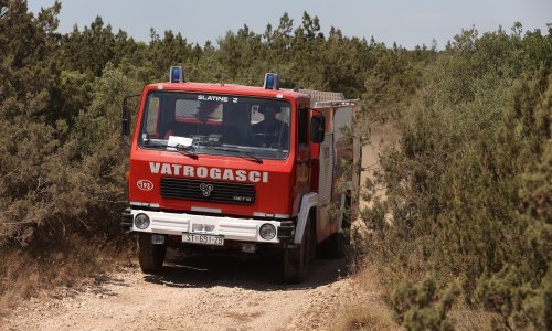Požar na Čiovu pod kontrolom, 150 vatrogasaca i 40 vozila dežura cijelu noć