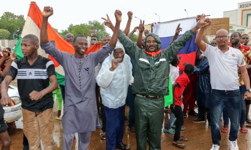Pučisti mašu ruskim zastavama, Vijeće sigurnosti UN-a traži oslobađanje predsjednika
