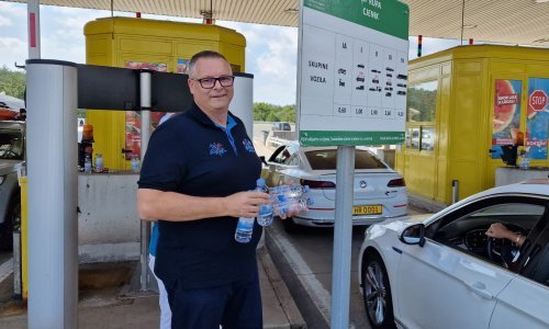 Direktor HTZ-a dijelio bočice s vodom turistima na graničnom prijelazu