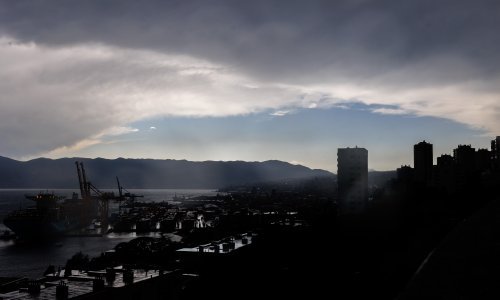 Alarm za Istru i Kvarner: U Rijeci pala stabla, grom zapalio krov kuće, problemi i na Krku