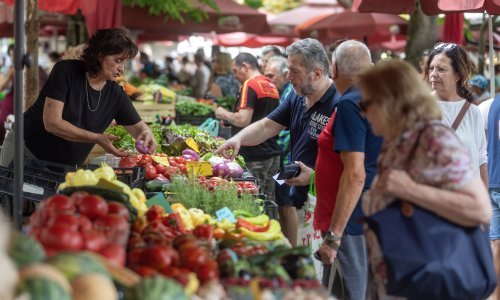 Cijene voća i povrća su bezobrazne: Breskve i krastavci su poskupjeli - duplo!