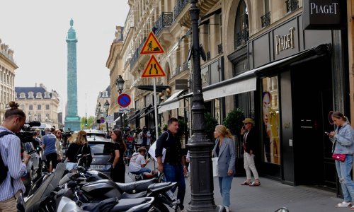 Prosvjednici napali policijski auto tijekom prosvjeda u Francuskoj