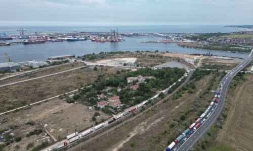 Ukrajinski kamioni danima čekaju da iskrcaju žito u lukama na Dunavu