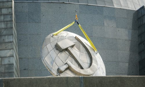 Sovjetski simboli uklonjeni s golemog kipa Domovini u Kijevu