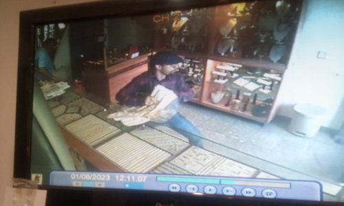 Glumio kupca pa opljačkao zlatarnicu, vlasnik objavio video pljačke