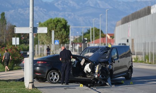 Frontalni sudar kombija i automobila u Ninu, poginula jedna osoba