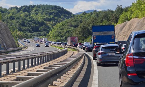 Kolona na A1 u smjeru mora 16 kilometara, vozi se jednim trakom