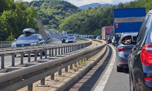 Na autocesti A1 kolona 13 kilometara, otkriveno zašto se zapalio kamion