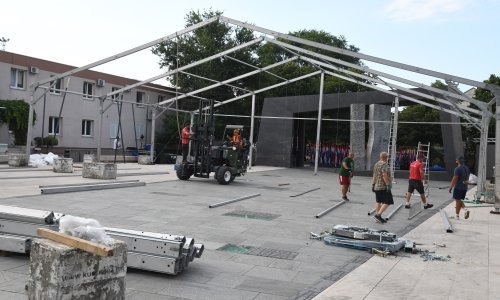 Zbog najavljenog nevremena postavlja se šator uoči proslave Oluje