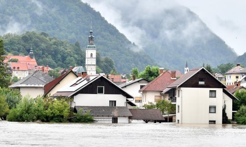 Poplave i dalje traju u Sloveniji, zbog otvaranja klizišta mnogi su prespavali  na otvorenom
