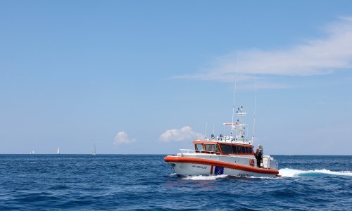 Hitna pomorska služba uspješno prevezla ozlijeđenog dječaka s otoka na kopno