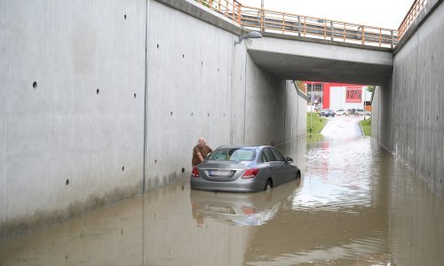 Muškarac u Zagrebu automobilom zaglavio u poplavljenom podvožnjaku