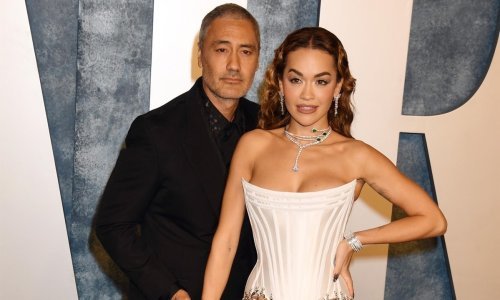 Nakon godinu dana pokazala je svoju vjenčanicu: Rita Ora blistala je u tri zavodljiva stajlinga