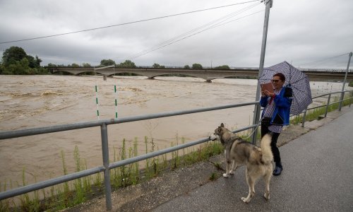 Drava ozbiljno prijeti selima uz rijeku, prometnice zatvorene