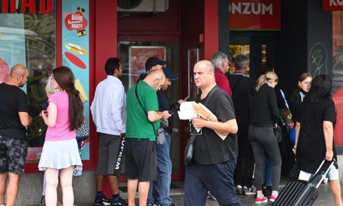 Gužve pred dućanima, kruh na pumpama: Treba li ukinuti zabranu rada nedjeljom?