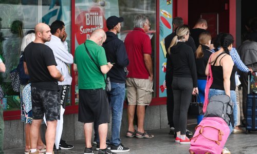 Zagrepčani u potrazi za dućanom, stvorila se velika gužva pred jednim od rijekih koji rade