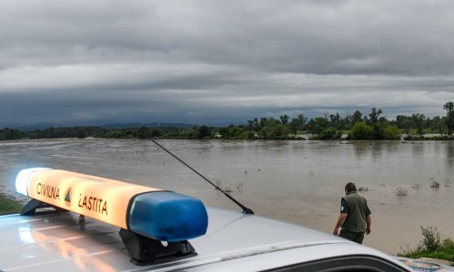 Izvanredno stanje u Rugvici, Sava i dalje raste, pune se vreće s pijeskom