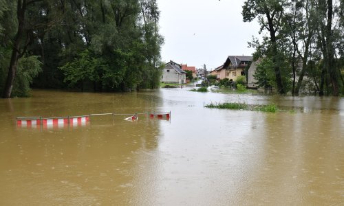 Besana noć u Međimurju: Vatrogasci i volonteri osiguravaju nasipe, Mura još narasla