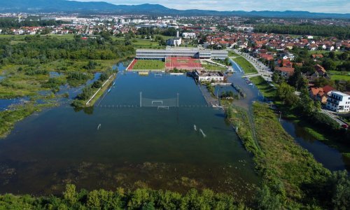 Igrališta plivaju, ljude evakuiraju, ali vodostaj pada: Je li najgore iza nas?