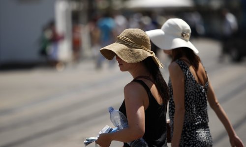 I dalje vruće, za vikend stiže promjena. Isplanirajte povratak s mora!