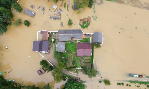 Zastrašujuće fotografije iz zraka pokazuju razmjere poplavljenog sela Drnje