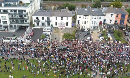 Posljednji ispraćaj Sinead O'Connor: Tisuće obožavatelja okupilo se na ulicama