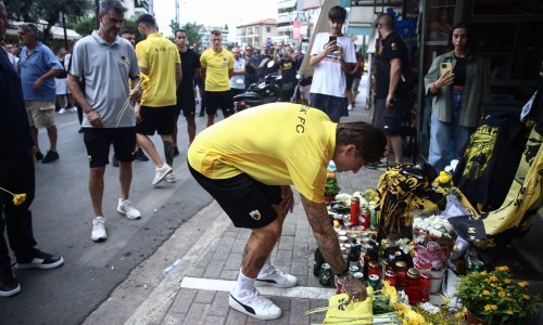 Nogometaši AEK-a položili cvijeće i odali počast ubijenom navijaču