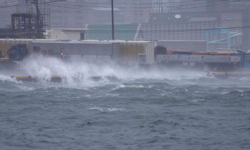 Japan i Južnu Koreju zahvatio tajfun Khanun, s istoka prijeti još jedna oluja