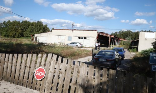 Ranjena žena na respiratoru, liječnici se bore za njen život, danas prosvjed