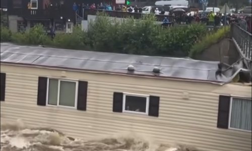 Bujica odnijela kuću, zabila je u most, pogledajte što se dogodilo s krovom