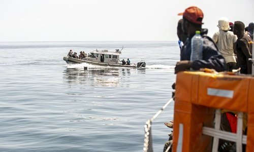 Tunis: Pet mrtvih i 7 nestalih migranata u novom brodolomu