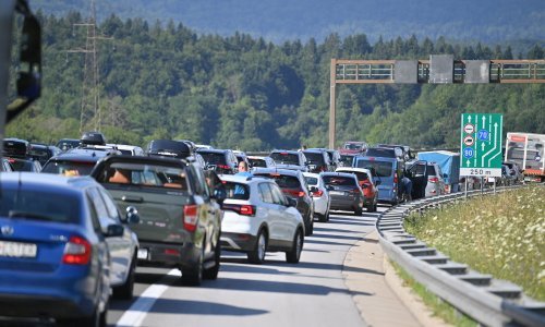 Zbog nesreće na A1 između čvorova Gospić i Perušić kolona duga šest kilometara