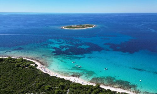 Skriveni biser Jadrana: Ova čarobna plaža pruža obilje hlada i kristalno čisto more
