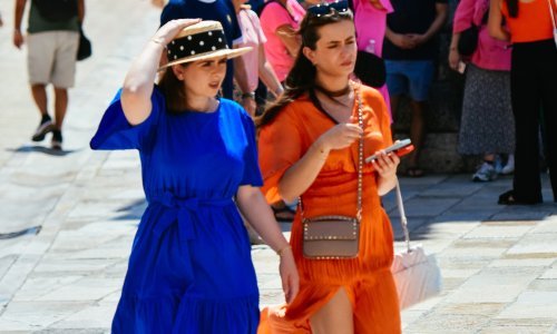 Neodoljive haljine i efektne sandale: Pogledajte sjajne modne kombinacije sa Straduna