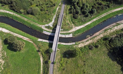 Ovaj most kod Varaždina sagrađen prije nekoliko godina završava u polju