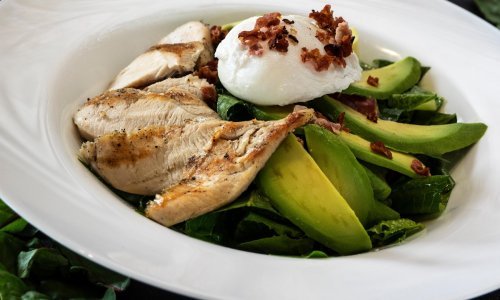 Idealna za ljeto: Brzopotezna salata s piletinom osvaja neobičnim okusom