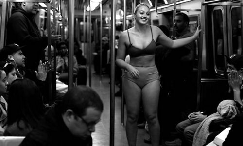 Slavna ljepotica u donjem rublju prošetala se podzemnom