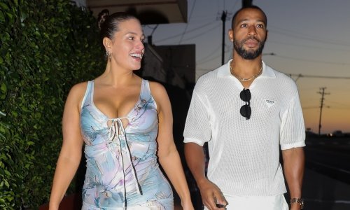 Upečatljiva haljina koju nosi zgodna brineta jamči poglede