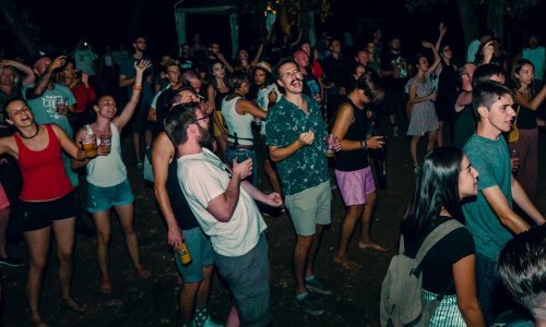 'Najgora spika ikad': Sjajna glazba, jeftini kokteli i bizarna umjetnička djela