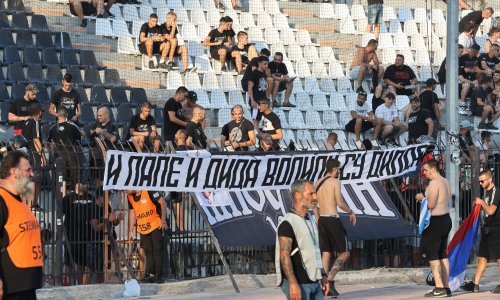 Grobari u Solunu s transparentom 'I pape i dida...', a evo što viču Livaji i igračima