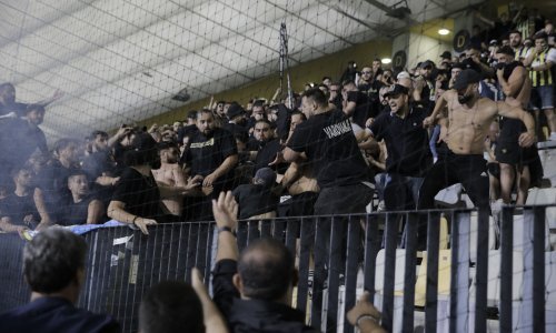 Pogledajte kaos koji su izazvali turski navijači, utakmica je prekinuta, intervenirali su specijalci...