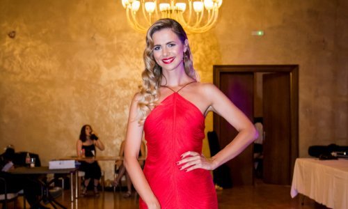 Oduzima dah: Antonia Ćosić zabljesnula poput filmske dive u elegantnoj crvenoj haljini