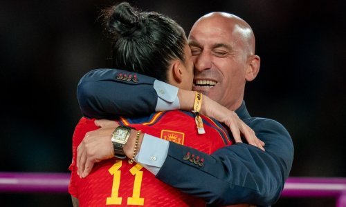 Skandal na SP: Predsjednik saveza poljubio u usta nogometašicu, njoj se to nije svidjelo