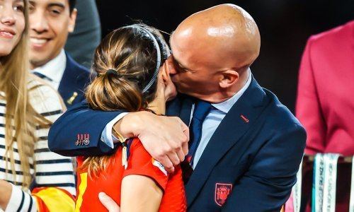 Javio se predsjednik Španjolskog saveza koji je poljubio nogometašicu u usta